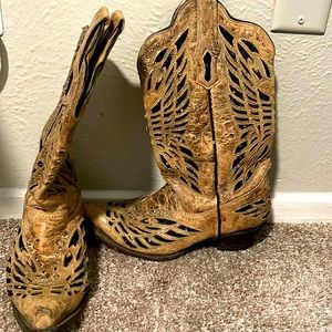 I’m selling my corral boots. No wear and tear. Just like new. No box